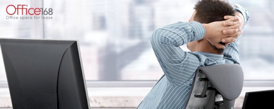 Một người đang ngồi trong không gian văn phòng ảo