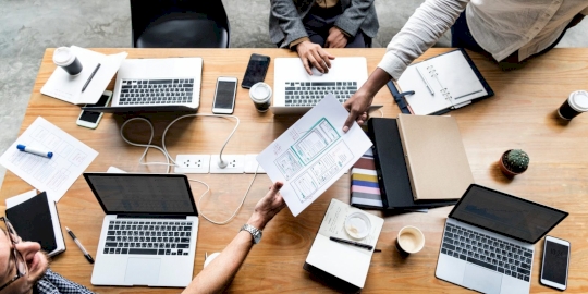 Một nhóm startup đang làm việc tại không gian virtual office