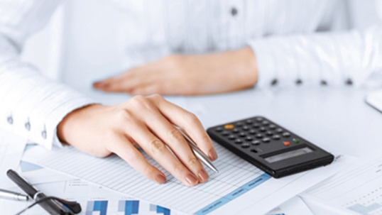 Một nhân viên của doanh nghiệp SME đang ghi lại sổ sách công việc