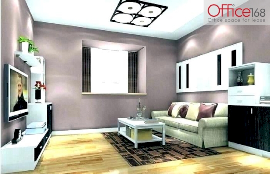 Phòng làm việc được treo các bức tranh và cây cảnh trang trí